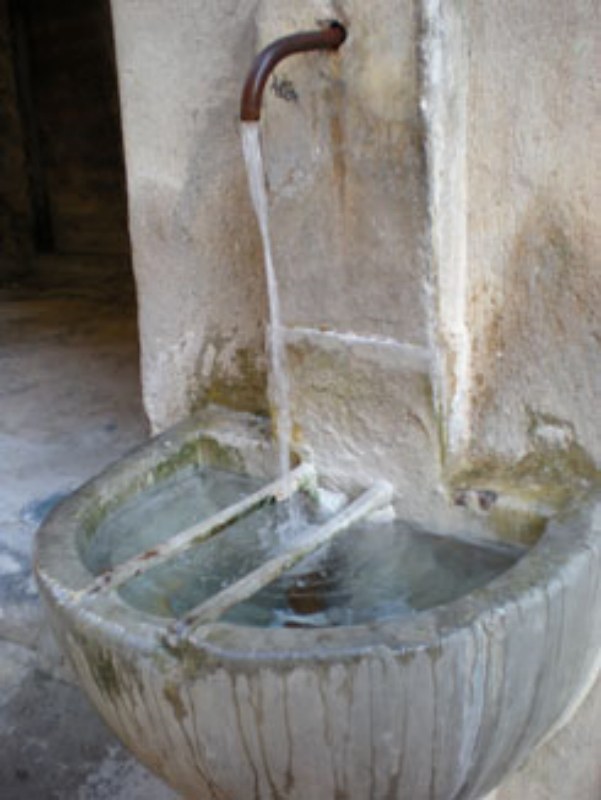 Fotografia della fontana del paese di Sospel, entroterra Mentone, con acqua fresca corrente