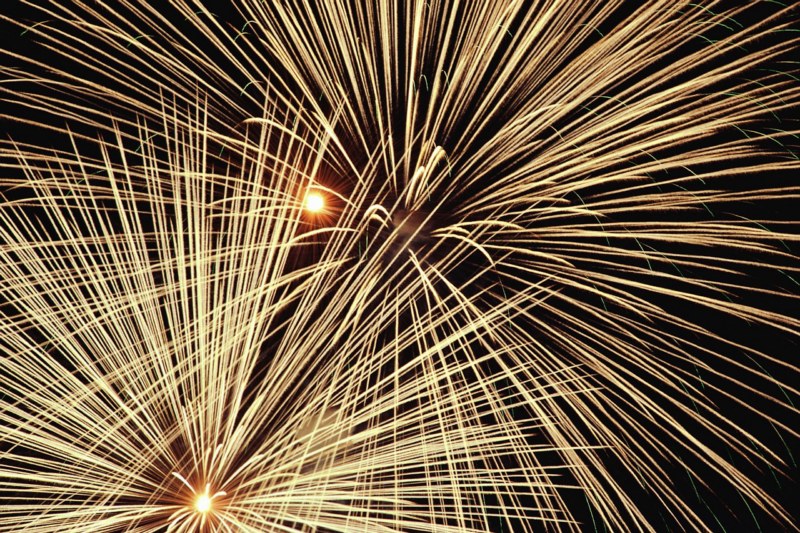 Fotografia ritraente tre fuochi d'artificio che sembrano spaghetti crudi luminosi.